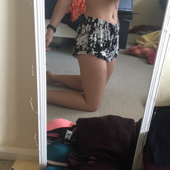 black and white flower flowy shorts - Picture 6 of 6